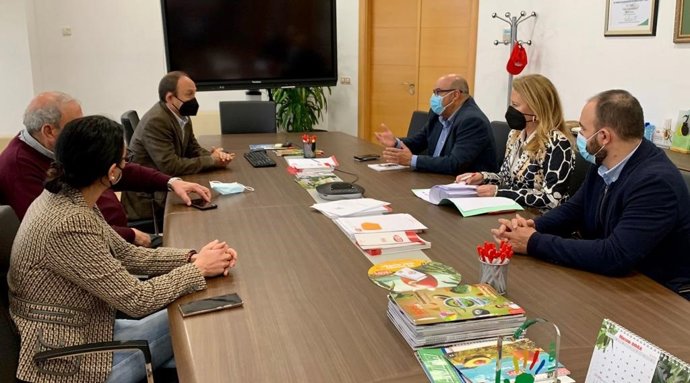 Carolina España y Mario Cortés, diputados del PP por Málaga, en una reunión en Trops