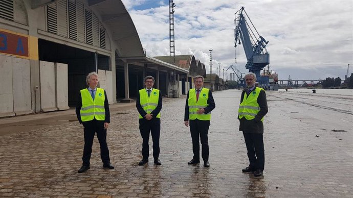 El presidente de Puertos del Estado, Álvaro Rodríguez Dapena, ha visitado las instalaciones del Pueto de Sevilla, donde ha sido recibido por el presidente de la APS, Rafael Carmona.