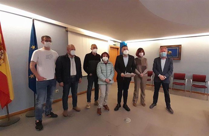 Reunión del viceconsejero de Infraestructuras, Movilidad y Territorio del Principado de Asturias, Jorge García, con representantes de la Asociación de Vecinos del Polígono 'Evaristo San Miguel' y del Ayuntamiento de Gijón, como el edil Aurelio Martín