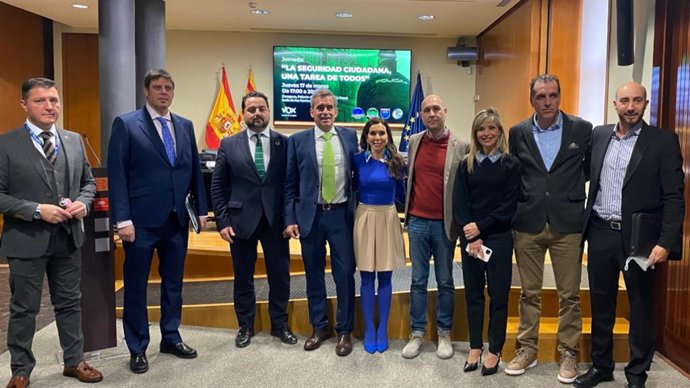 Participantes en la Jornada 'La Seguridad, una tarea de todos', organizada por el grupo parlamentario de VOX en las Cortes de Aragón.