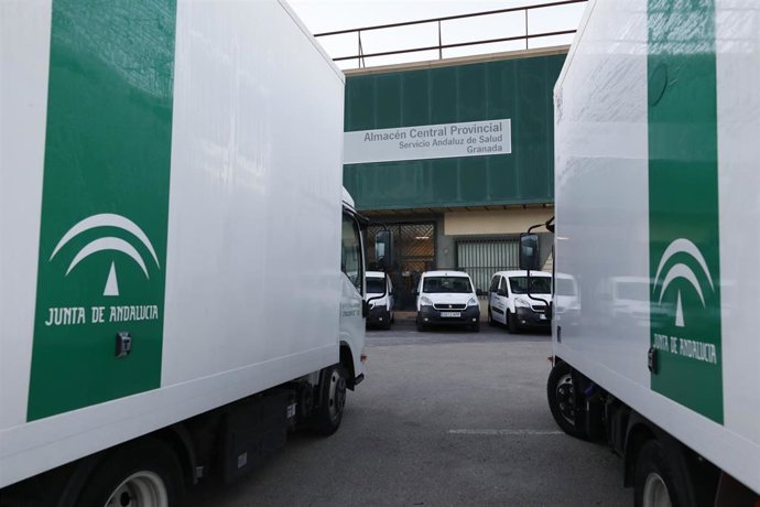 Archivo - Las primeras dosis de la vacuna contra el coronavirus llegan al Almacén Central del SAS en Atarfe, en imagen de archivo