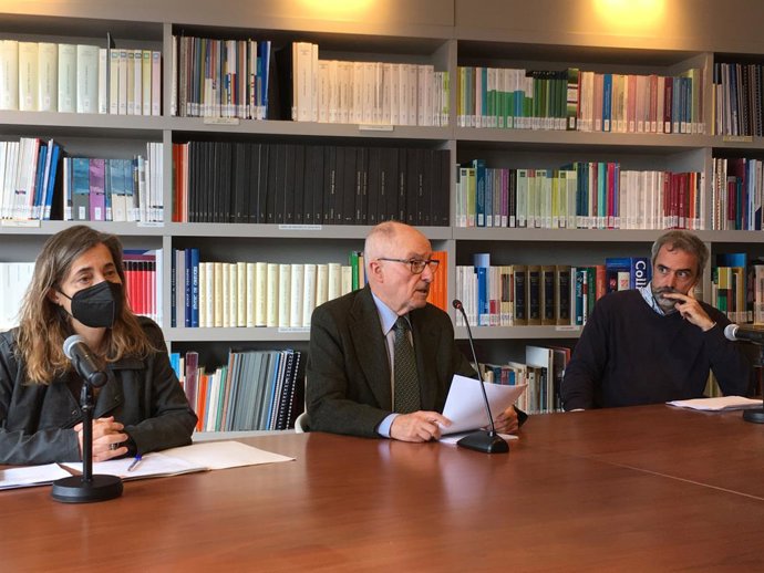 El Síndic de Greuges, Rafael Ribó, entre la seva adjunta per a la infncia, Maria Jesús Larios, i l'assessor educatiu, Bernat Albaigés
