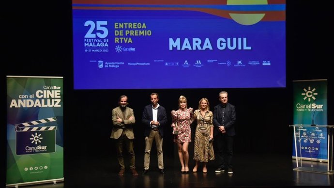 Mara Guil recoge el Premio Talento Andaluz de Canal Sur en el Festival de Málaga