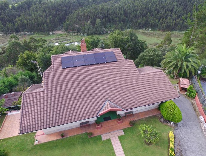 Una casa con placas solares fotovoltaicas