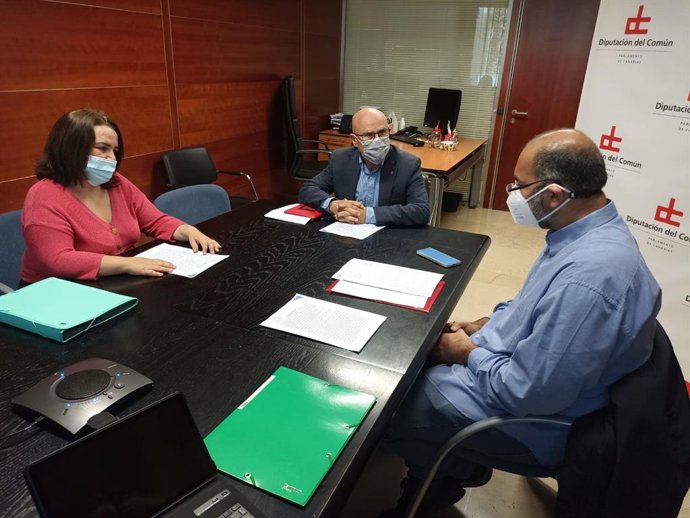 El Diputado del Común, Rafael Yanes; Sunil Lakhwani, médico especialista de Hematología, y Dácil García, médico especialista en enfermedades infecciosas del HUC