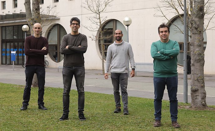 De izquierda a derecha, los investigadores Iñigo Ederra, Miguel Beruete, Dayan Pérez-Quintana y Jorge Teniente en el campus de Arrosadia de la UPNA.