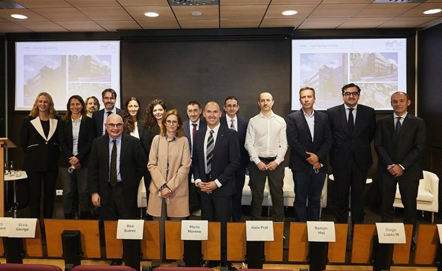 Participantes en la jornada de homenaje al dr. José Baselga al año de su muerte, y coorganizada por el VHIO y AstraZeneca.