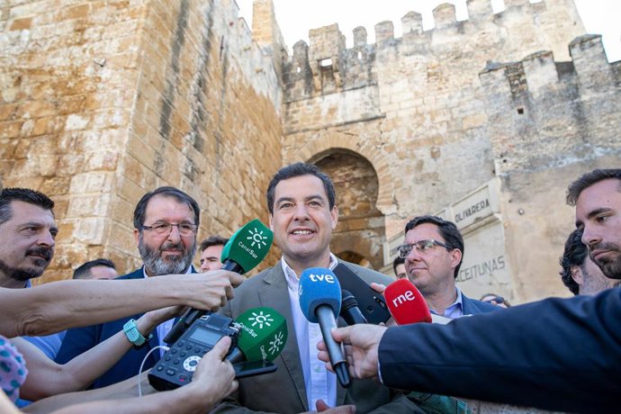 Archivo - El presidente de la Junta y del PP-A, Juanma Moreno,en una fotografía de archivo durante una visita a Carmona