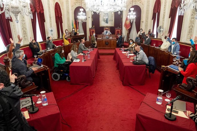 Pleno de los presupuestos 2022 en el Ayuntamiento de Cádiz.