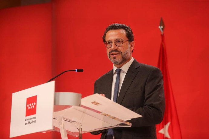 Archivo - El consejero de Economía, Hacienda y Empleo, Javier Fernández-Lasquetty, comparece ante los medios, en la Real Casa de Correos, a 18 de febrero de 2022, en Madrid (España).