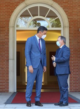 Archivo - El presidente del Gobierno, Pedro Sánchez (i), recibe al presidente de la Ciudad Autónoma de Ceuta, Juan Jesús Vivas (d), en La Moncloa, a 25 de agosto de 2021