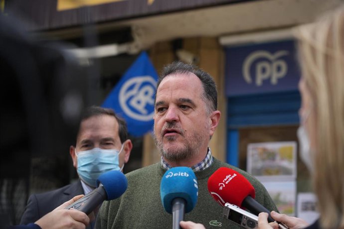 El presidente del Partido Popular del País Vasco, Carlos Iturgaiz, ofrece declaraciones a los medios tras votar a los candidatos a compromisarios y al candidato del PP a presidente, en la sede del PP de Getxo, a 21 de marzo de 2022, en Getxo, Vizcaya, E