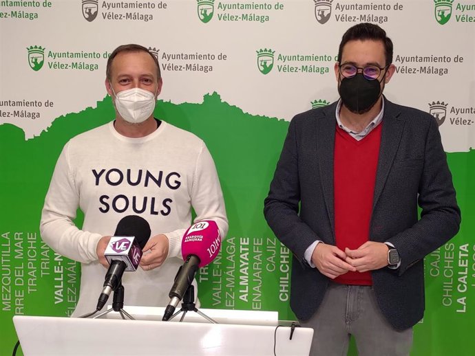 Los ediles de Derechos Sociales e Igualdad, Víctor González, y del área económica, David Vilches, de Vélez-Málaga.