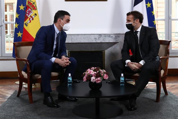 Archivo - El presidente del Gobierno, Pedro Sánchez (i), se reúne con el presidente de la República Francesa, Emmanuel Macron (d), en la XXVI Cumbre hispano-francesa, en Montauban, (Francia), a 15 de marzo de 2021. Sánchez y Macron mantienen este lunes 