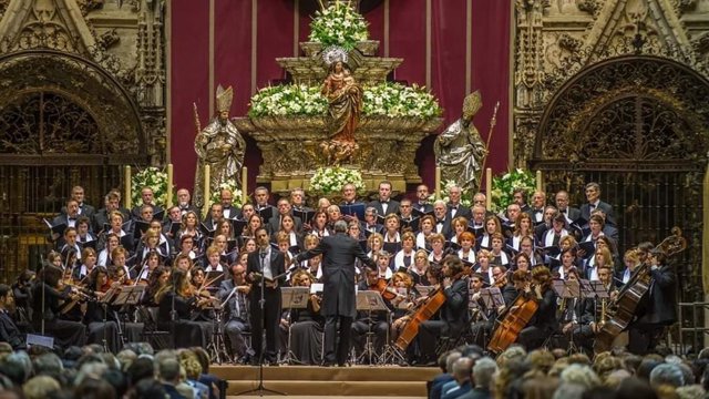 Actuación de la Asociación Coral en el altar del Jubileo de la Catedral.