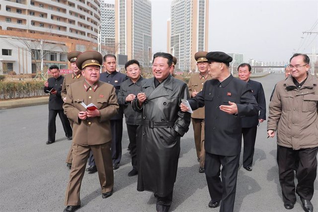 El líder de Corea del Norte, Kim Jong Un, supervisa la construcción de edificios en la capital, Pyongyang. 
