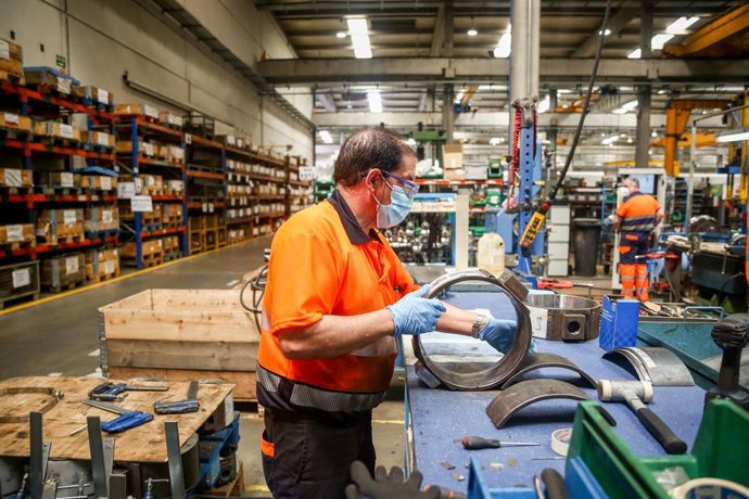 Archivo - Un trabajador en la Factoría de Talgo, en Las Rozas, Madrid