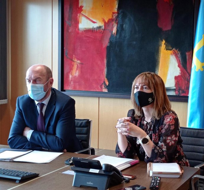 El vicepresidente y consejero de Administración Autonómica, Medio Ambiente y Cambio Climático del Principado, Juan Cofiño y la consejera de Hacienda del Principado, Ana Cárcaba.