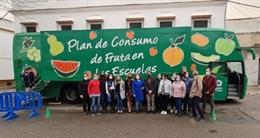 Reparto de fruta y leche.