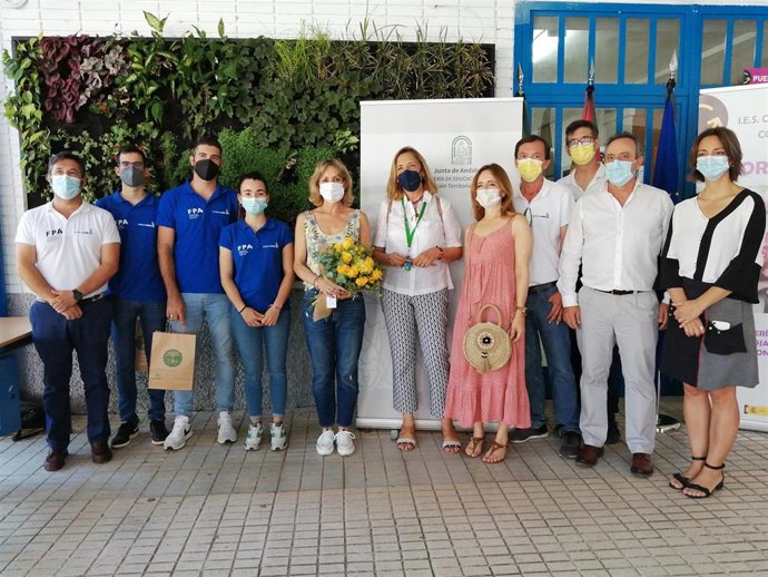 Troncoso (centro) junto a los ganadores del IES Galileo Galilei.