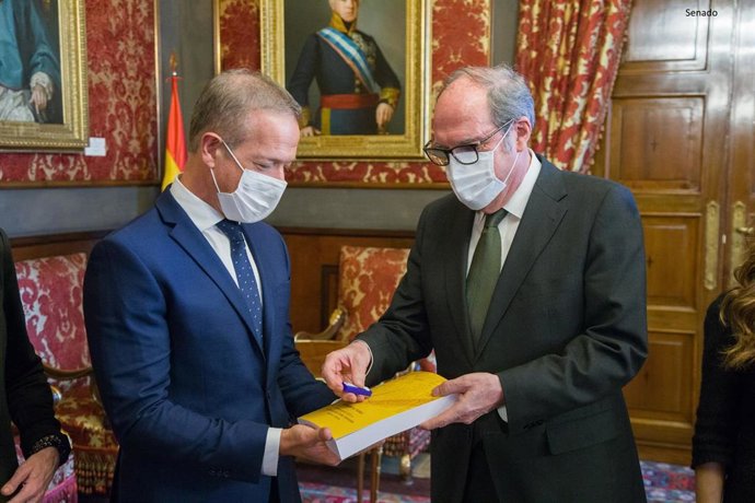 Gabilondo entrega el Informe del Defensor del Pueblo al presidente del Senado.