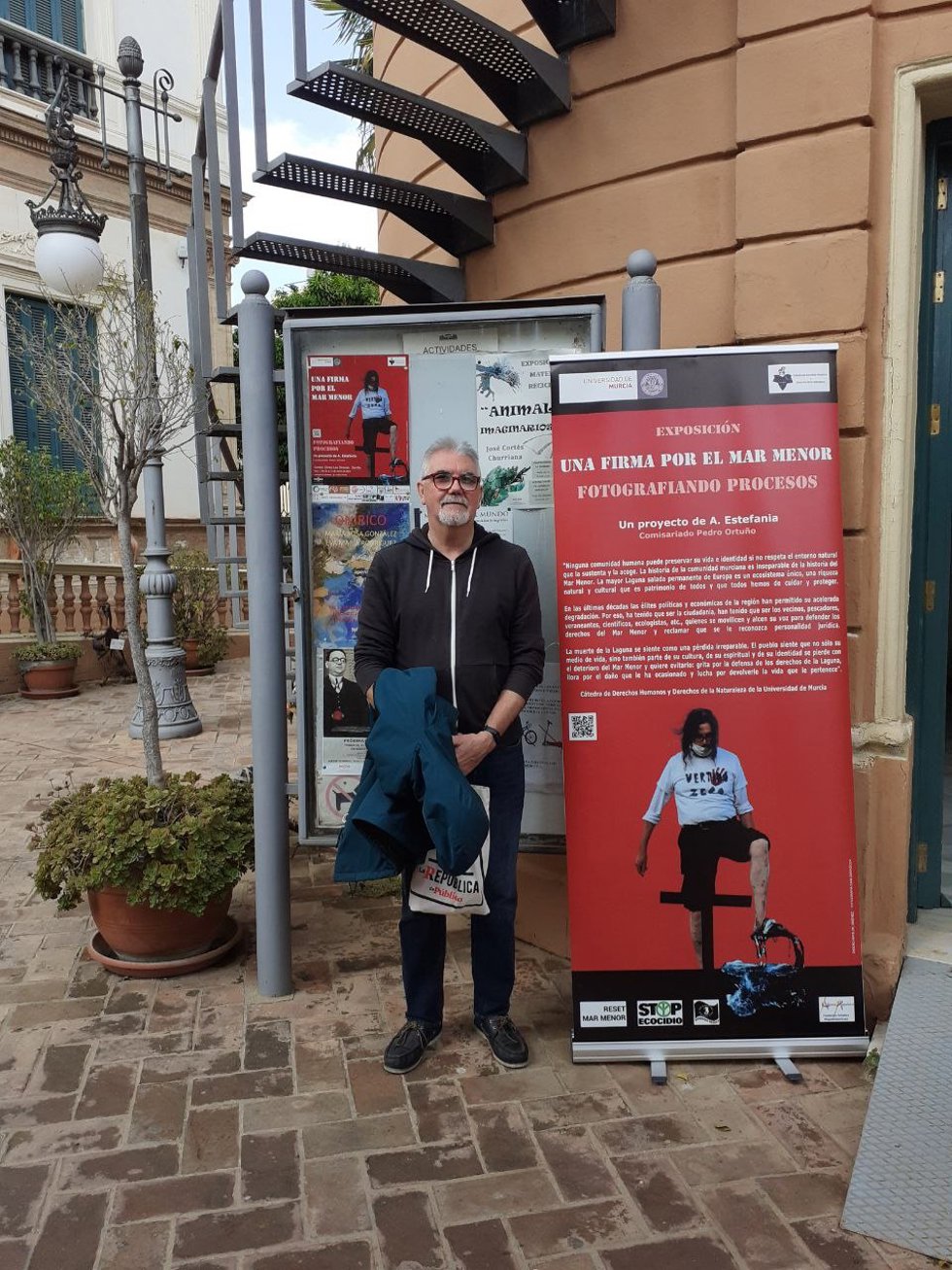 Cartel de la exposición fotográfica en Las Sirenas sobre la degradación del Mar Menor.