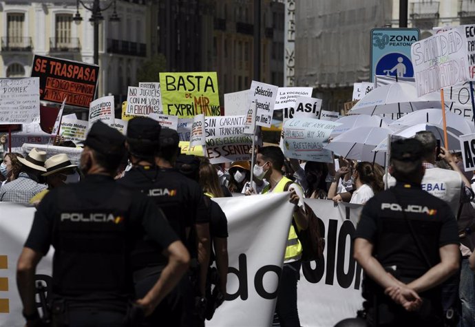 Archivo - La policía vigila y controla la manifestación sanitaria, frente a la Puerta del Sol, la cual exige una elección de plazas con garantías el 8 de junio de 2021, en Madrid (España). 