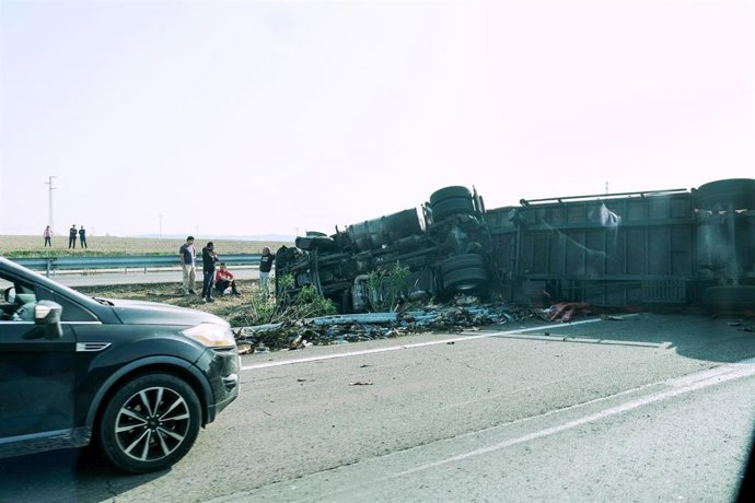 Archivo - Imagen de archivo de un camión volcado