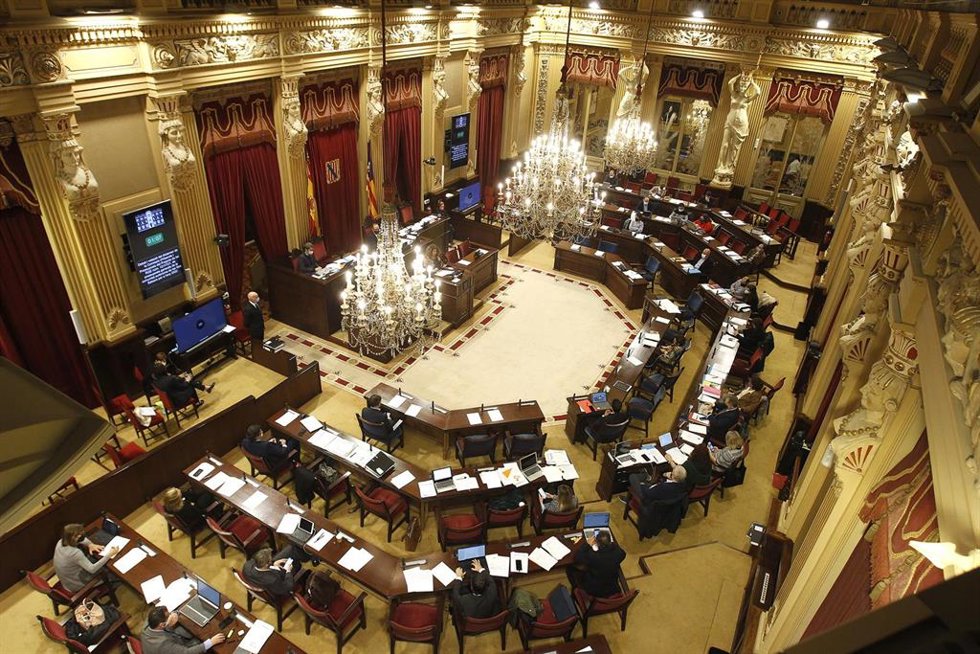 Archivo - Vista general de una sesión plenaria, en el Parlament. Archivo.