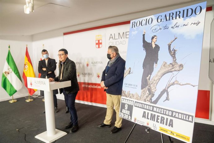 El diputado provincial de Cultura y Cine de la Diputación de Almería, Manuel Guzmán, participa en la rueda de prensa de presentación del espectáculo De tus alas, mis raíz'.