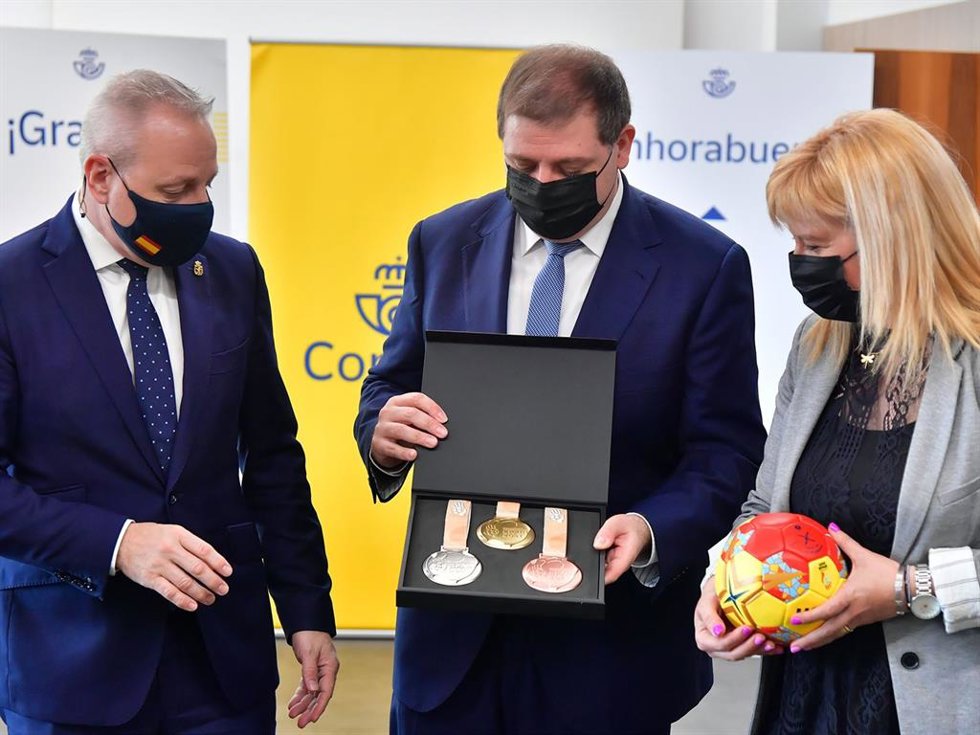 El presidente de la RFEBM, Francisco Blázquez, ha compartido los éxitos del balonmano español con el presidente de Correos, Juan Manuel Serrano.