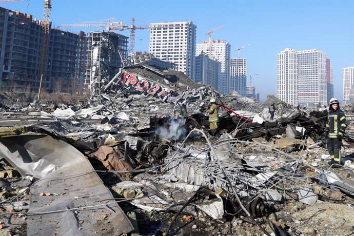 21 March 2022, Ukraine, Kiev: Firefighters put out the fire at the wreckage of a damaged shopping mall in the Podilskyi district of Kiev following a Russian airstrike. Local media have reported that the attack has caused 4 deaths. Photo: Daniel Ceng Sho