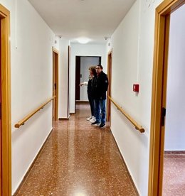 El alcalde de Burbáguena, Joaquín Peribáñez, con una responsable de la ONG Accem, que gestiona el centro de acogida de refugiados que existe en esta localidad turolense.