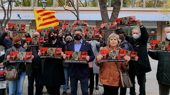 Aurora Madaula y Toni Castell (CxRep) en la presentación de la campaña de objeción fiscal 'Prou monarquia'.
