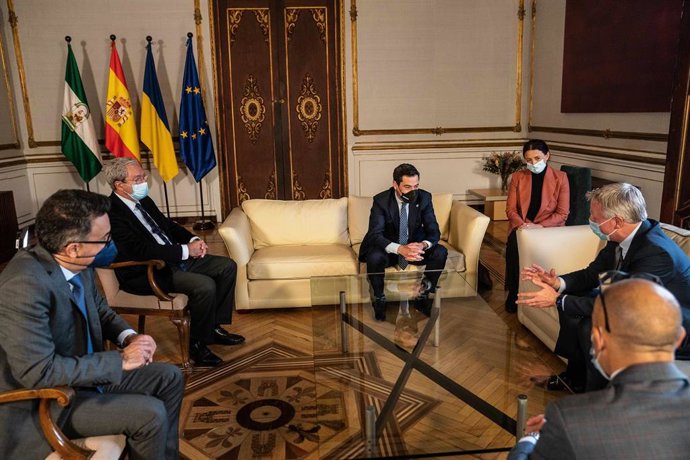 El presidente de la Junta de Andalucía, Juanma Moreno, este lunes en su encuentro con el consejero delegado de Cepsa, Maarten Wetselaar.