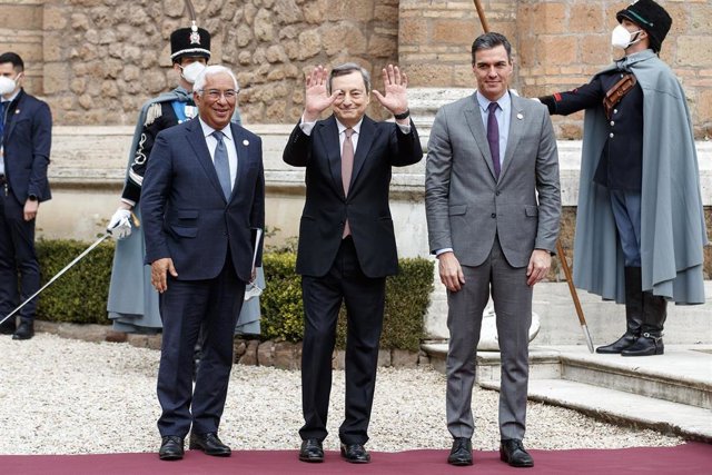 El presidente del Gobierno, Pedro Sánchez, junto a los primeros ministros de Italia y Portugal, Antonio Costa y Mario Draghi el pasado jueves en Roma.