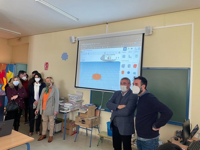El delegado territorial de Educación y Deporte de la Junta de Andalucía en Cádiz, Miguel Andréu, durante su visita al CEIP Campo de Gibraltar.