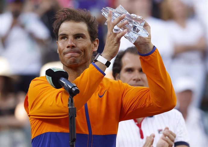 Rafa Nadal con su trofeo de subcampeón del Masters 1.000 de Indian Wells 