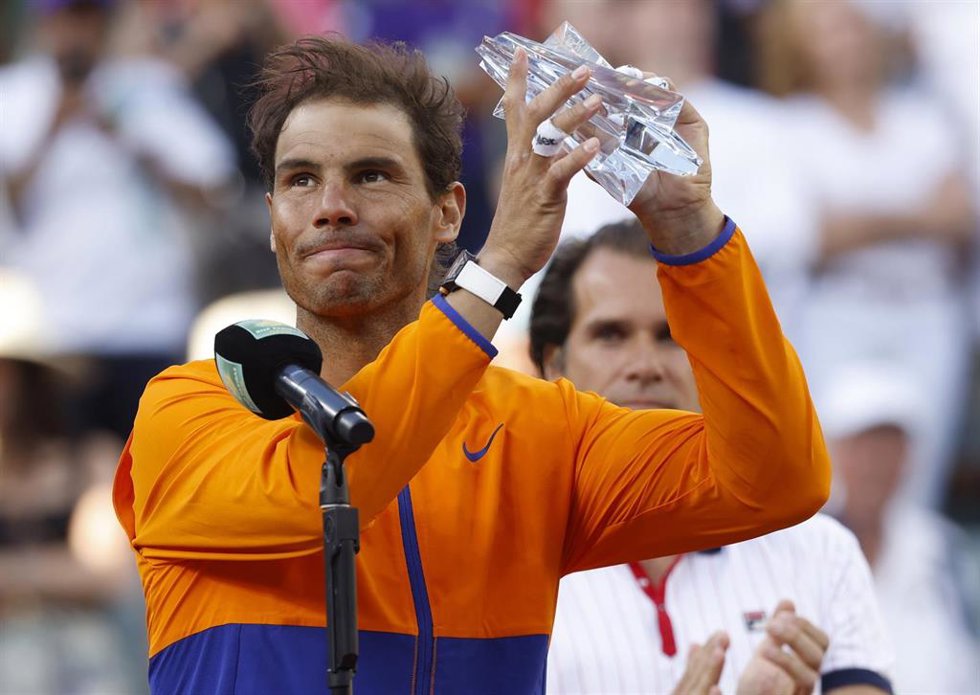 Rafa Nadal con su trofeo de subcampeón del Masters 1.000 de Indian Wells