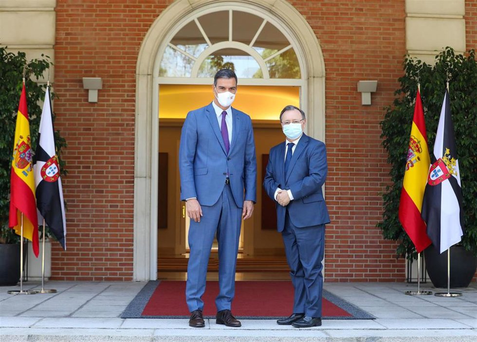 Archivo - El presidente del Gobierno, Pedro Sánchez (i), recibe al presidente de la Ciudad Autónoma de Ceuta, Juan Jesús Vivas (d), en La Moncloa, a 25 de agosto de 2021, en Madrid (España).