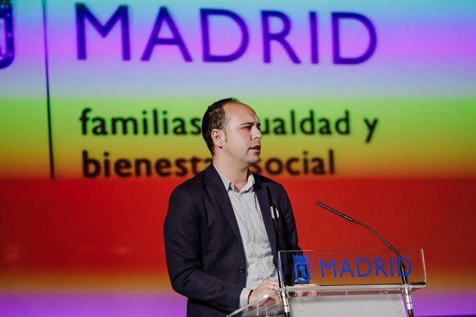 El concejal de Recupera Madrid, José Manuel Calvo, interviene en un acto conmemorativo por el 8M 