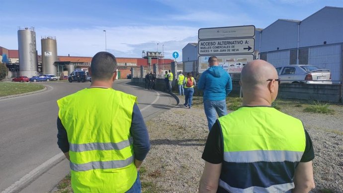 Piquetes informativos de la huelga de transportistas mientras la Policía Nacional identifica a uno de sus compañeros en Avilés