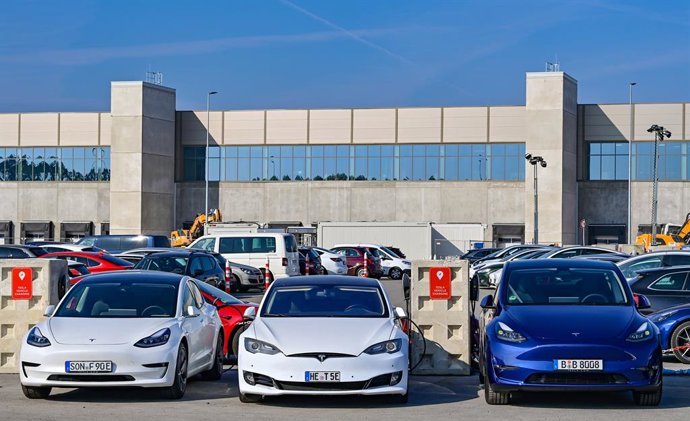 16 March 2022, Brandenburg, Grünheide: Tesla electric vehicles are charged in front of the Tesla Gigafactory Berlin Brandenburg. Tesla fires an employee who posted a video of a car crash using the FSD electronic driver assistance system. Photo: Patrick 