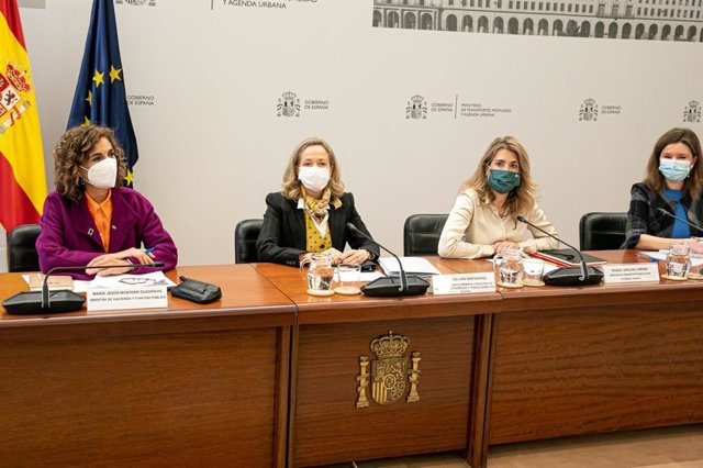La vicepresidenta primera del Govern central i ministra d'Afers Econòmics, Nadia Calviño, i les ministres de Transports i d'Hisenda, Raquel Sánchez i María Jesús Montero, en una reunió amb el Comitè Nacional de Transport per Carretera (CNTC)