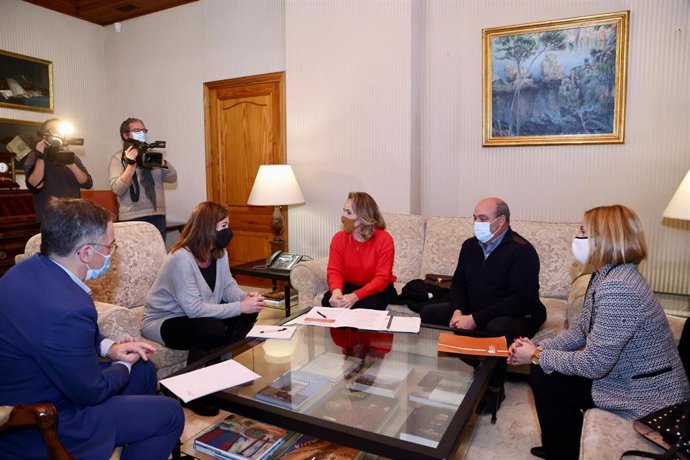 La presidenta del Govern, Francina Armengol, junto a la presidenta de la Asociación de Constructores de Baleares, Fanny Alba; el vicepresidente de la Asociación, Climent Olives, y la directora general, Sandra Verger.