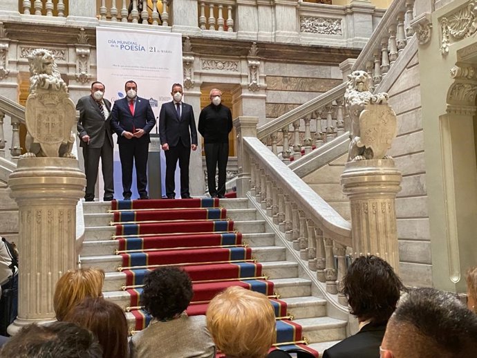 Graciano García, Adrián Barbón, Marcelino Marcos Líndez y Yuri Nasushkin en la Junta General durante la conmemoración del Día Mundial de la Poesía