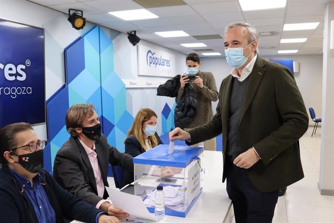 El presidente del PP Aragón, Jorge Azcón, ha votado en la sede autonómica del PP.
