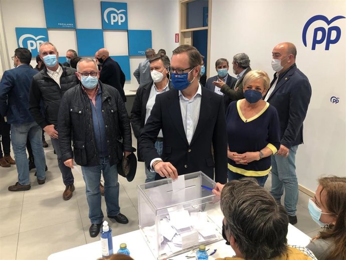 El portavoz del Grupo Popular en el Senado, Javier Maroto, vota en la sede del PP de Segovia.