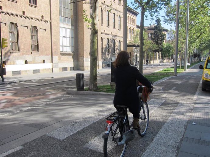 Archivo - Una ciclista en carril bici de Gran Vía                               
