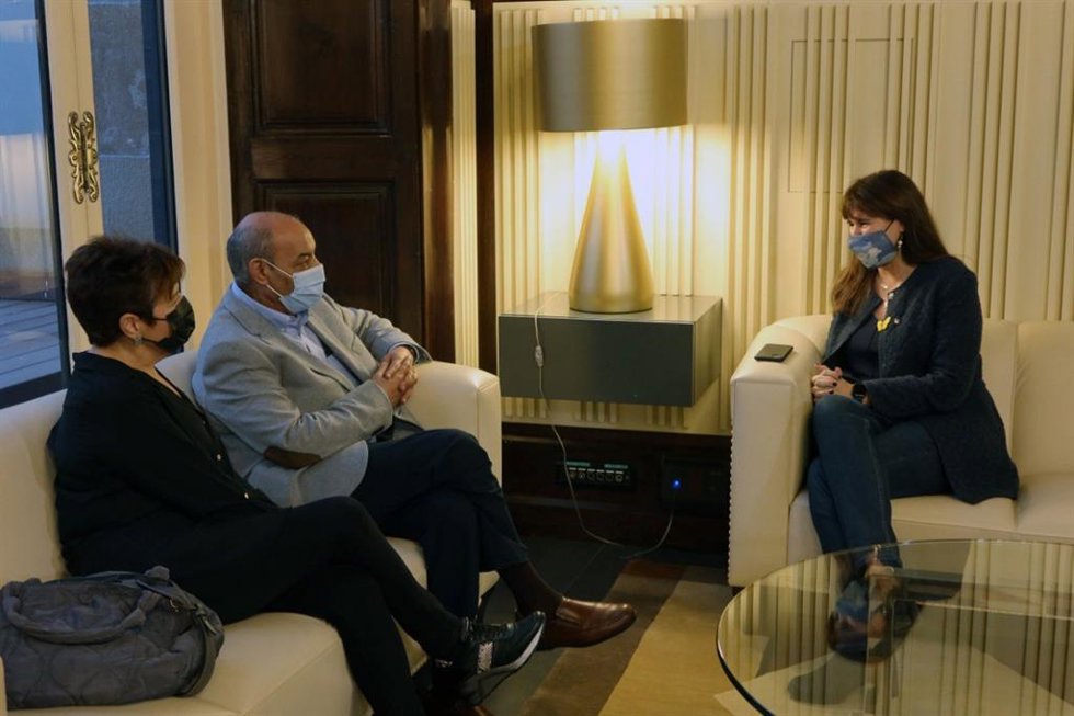 La presidenta del Parlament, Laura Borrs, se reúne con el delegado del Frente Polisario en Catalunya, Abidin Bucharaya.
